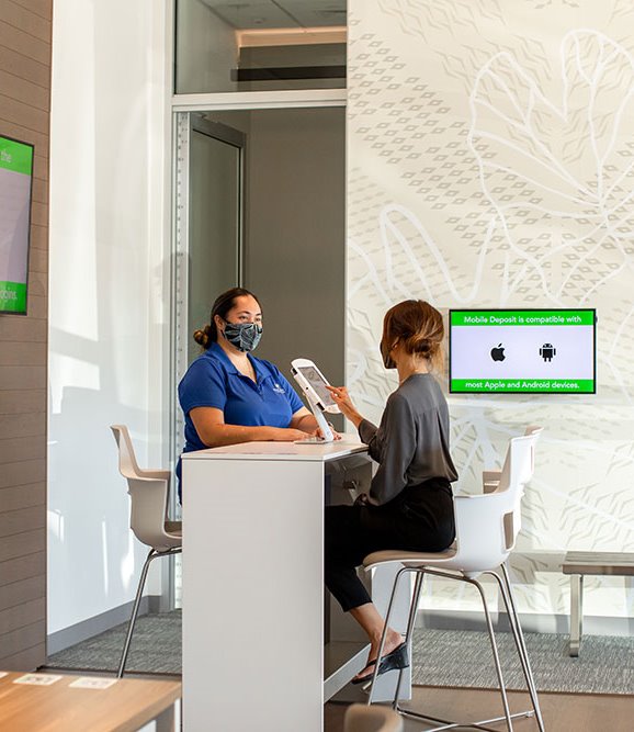 ASB teammate helping customer at Digital Center