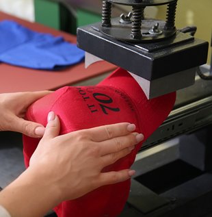 Applying vinyl to a hat via heat transfer